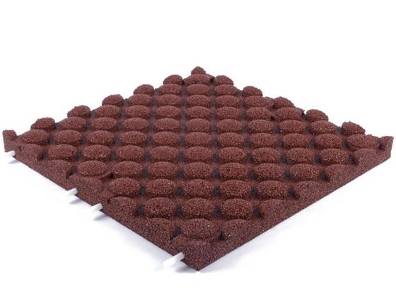 7950560 C Gummiflise på 50x50x4,5 centimeter. skridsikker. vejr og vindbestandig. rød. 6 kg. fald på 1,85 meter.